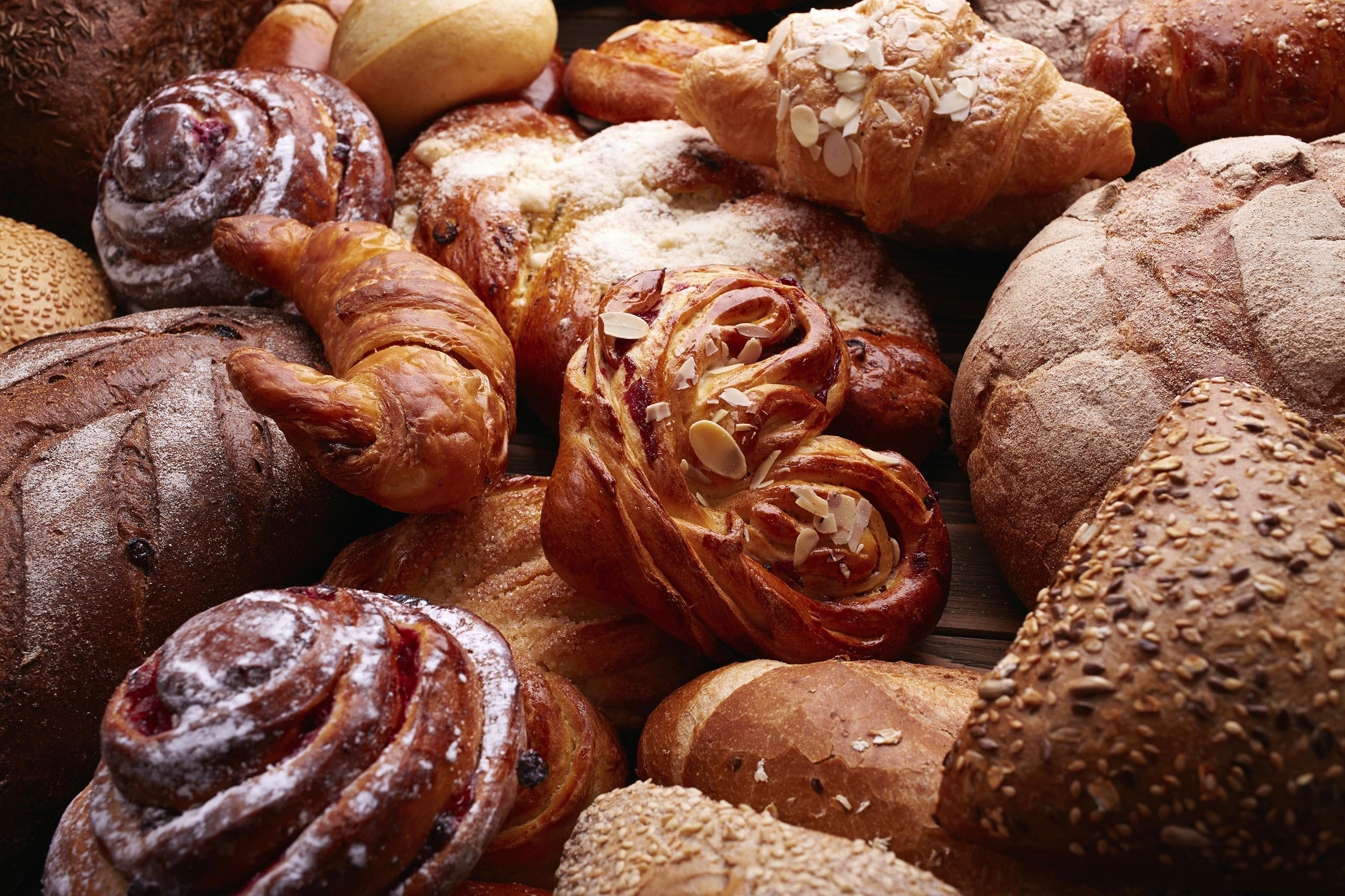 productos de horno como hogazas, croissants y panecillos